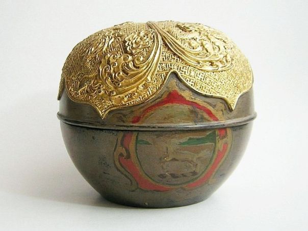 Lacquer box with dragon lid – (5543)